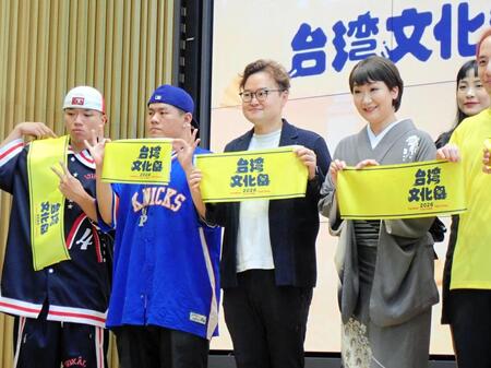 台湾文化祭の開幕式でテープカットを行った市川由紀乃（右端）