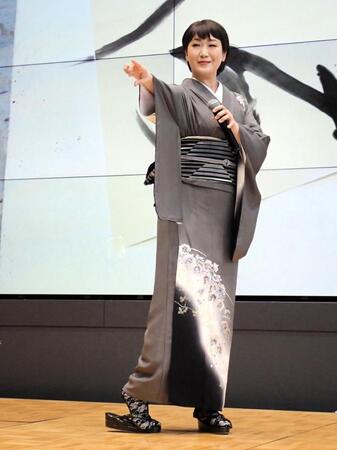 台湾文化祭の開幕式で熱唱する市川由紀乃