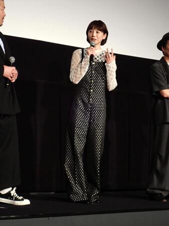 映画「四月の余白」の舞台挨拶を行った夏帆