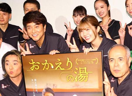 ポーズをとる風間トオル（中央左）と星乃夢奈（同右）ら（撮影・石井剣太郎）