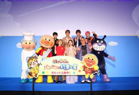 手を振る（前列左から）ジャムおじさん、アンパンマン、戸田恵子、土屋太鳳、中尾隆聖、ばいきんまん（後列同）津田健次郎、山寺宏一、ＥＸＩＴのりんたろー。と兼近大樹