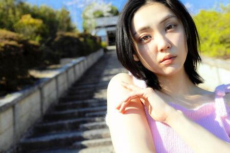 山谷花純写真集「遠距離、現在此。」