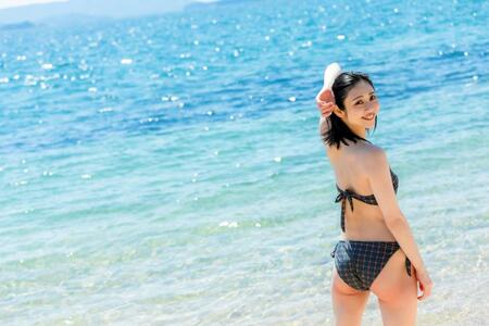 山谷花純写真集「遠距離、現在此。」