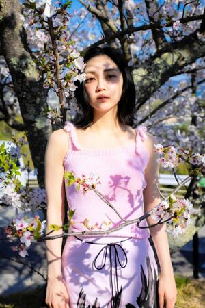 山谷花純写真集「遠距離、現在此。」