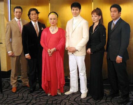 舞台「双頭の鷲」に出演する柄沢次郎、長谷川初範、美輪明宏、木村彰吾、夏樹陽子、大山峻護（左から）＝２００７年