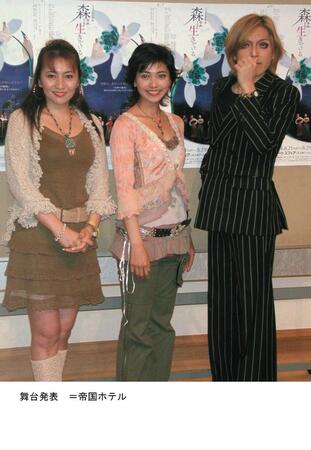 石井美奈子、遠藤久美子、ＲＯＬＬＹ（左から）=２００４年６月