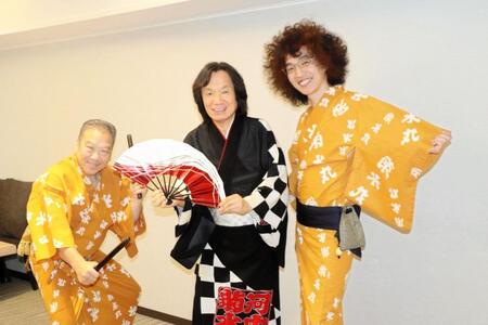 「河内音頭スーパー盆踊りツアー２０２６」の出陣式を行った河内家菊水丸（中央）