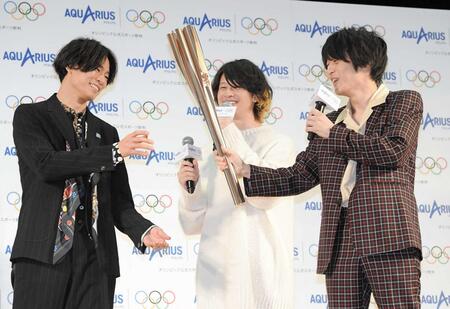 トーチを手に笑顔の（左から）[Ａｌｅｘａｎｄｒｏｓ]の川上洋平、磯部寛之、白井眞輝＝２０１９年１２月