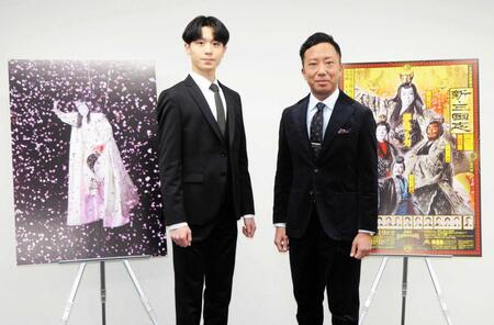 市川猿之助（右）と市川團子＝２０２２年１２月