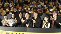 客席の前でポーズを決める（左から）鄭亜美、ファーストサマーウイカ、稲垣吾郎、草彅剛、香取慎吾、趣里、小澤征悦（撮影・堀内翔）