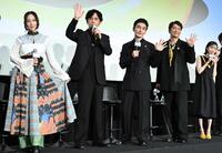 客席に手を振る（左から）ファーストサマーウイカ、稲垣吾郎、草彅剛、香取慎吾、趣里（撮影・堀内翔）
