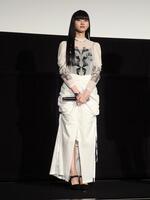 映画「四月の余白」の舞台挨拶を行った山﨑七海