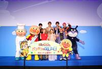 手を振る（前列左から）ジャムおじさん、アンパンマン、戸田恵子、土屋太鳳、中尾隆聖、ばいきんまん（後列同）津田健次郎、山寺宏一、ＥＸＩＴのりんたろー。と兼近大樹