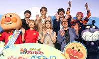 　（前列左から）アンパンマン、戸田恵子、土屋太鳳、中尾隆聖、ばいきんまん（後列同）津田健次郎、山寺宏一、ＥＸＩＴのりんたろー。と兼近大樹（撮影・石井剣太郎）
