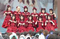 イベントを行った≠ＭＥの（前列左から）蟹沢萌子、鈴木瞳美、冨田菜々風、永田詩央里、谷崎早耶、（後列同）河口夏音、川中子奈月心、尾木波菜、本田珠由記、櫻井もも、落合希来里