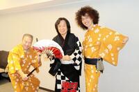 「河内音頭スーパー盆踊りツアー２０２６」の出陣式を行った河内家菊水丸（中央）
