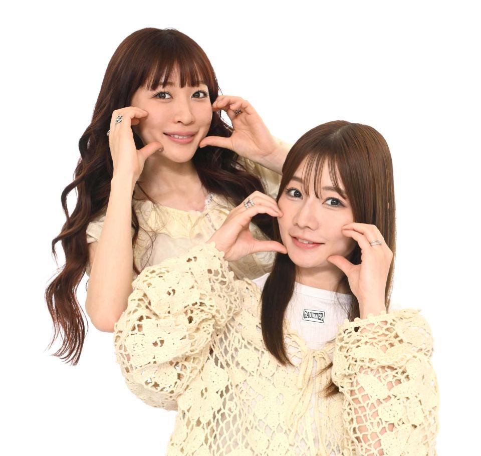 ポーズをとるＳＩＬＥＮＴ　ＳＩＲＥＮの（左から）すぅ、山内あいな（撮影・堀内翔）