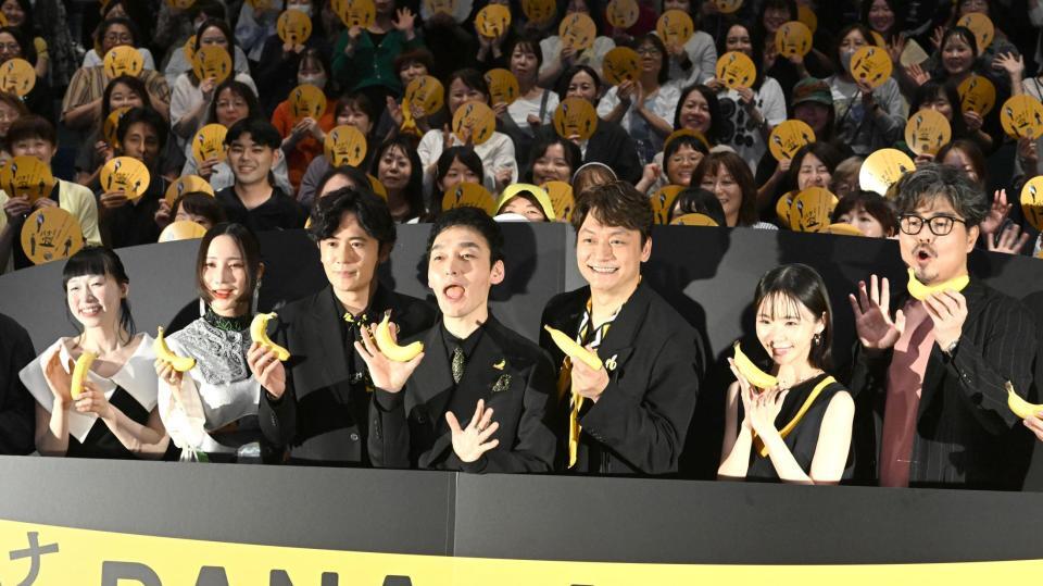 客席の前でポーズを決める（左から）鄭亜美、ファーストサマーウイカ、稲垣吾郎、草彅剛、香取慎吾、趣里、小澤征悦（撮影・堀内翔）
