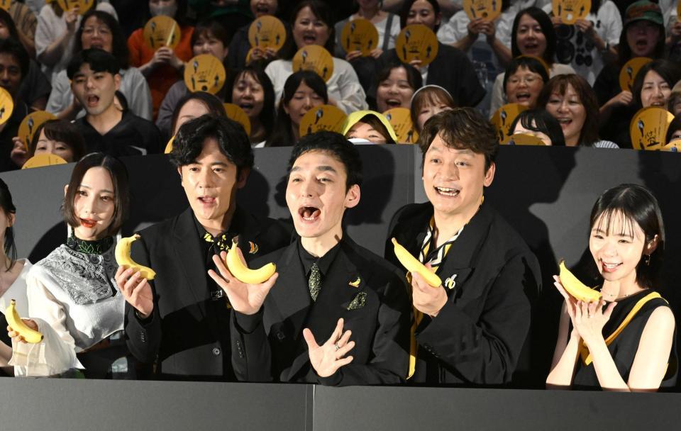 客席の前でポーズを決める（左から）ファーストサマーウイカ、稲垣吾郎、草彅剛、香取慎吾、趣里（撮影・堀内翔）
