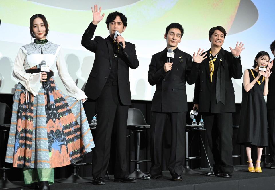 客席に手を振る（左から）ファーストサマーウイカ、稲垣吾郎、草彅剛、香取慎吾、趣里（撮影・堀内翔）