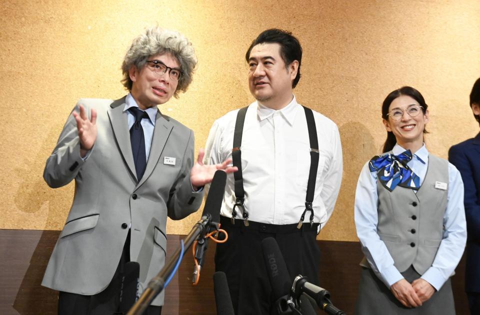 片桐仁（左）のおしゃべりにあ然とする小手伸也（右は鈴木保奈美）＝撮影・園田高夫