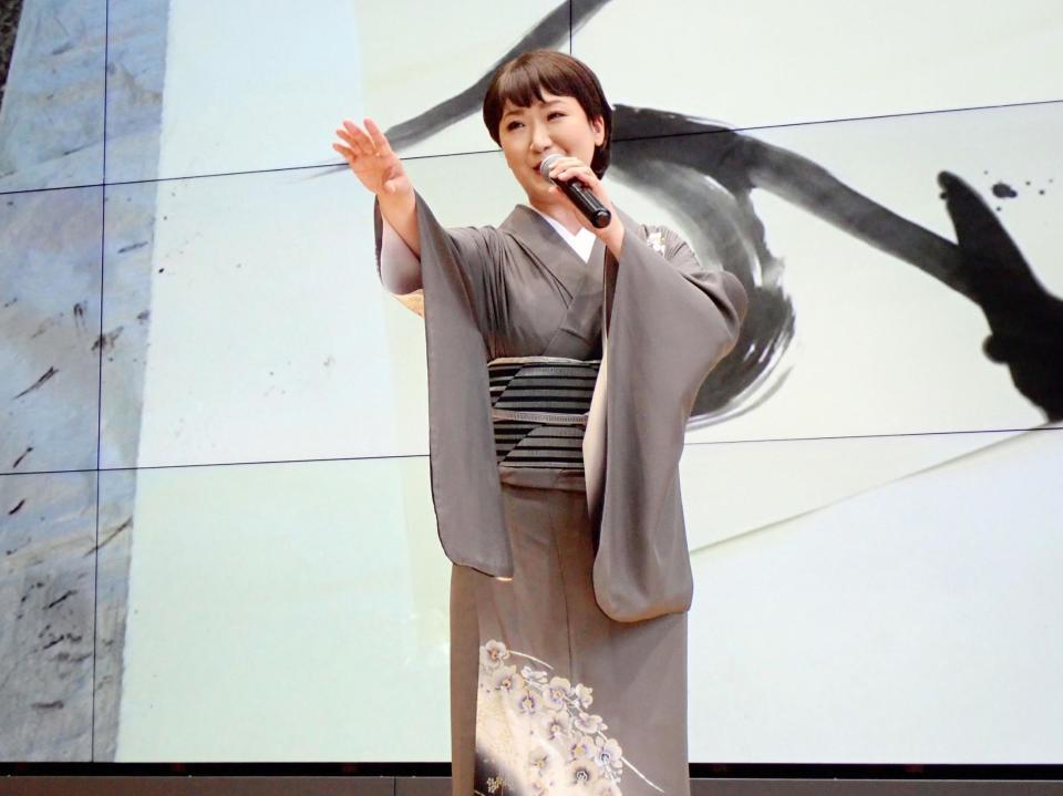 台湾文化祭の開幕式で熱唱する市川由紀乃