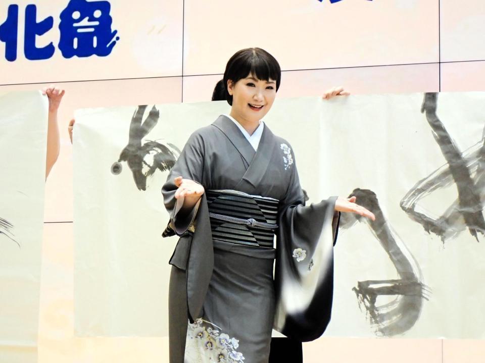 竹本大亀氏の書（後方）と市川由紀乃