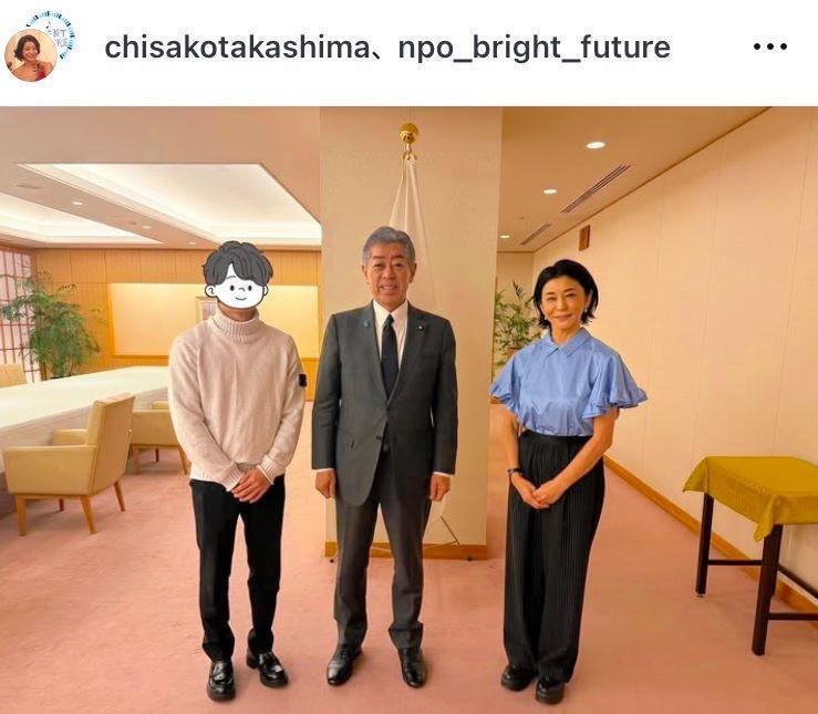 長男（左）らと。２４年１２月２４日付の高嶋ちさ子のインスタグラム＠ｃｈｉｓａｋｏｔａｋａｓｈｉｍａより