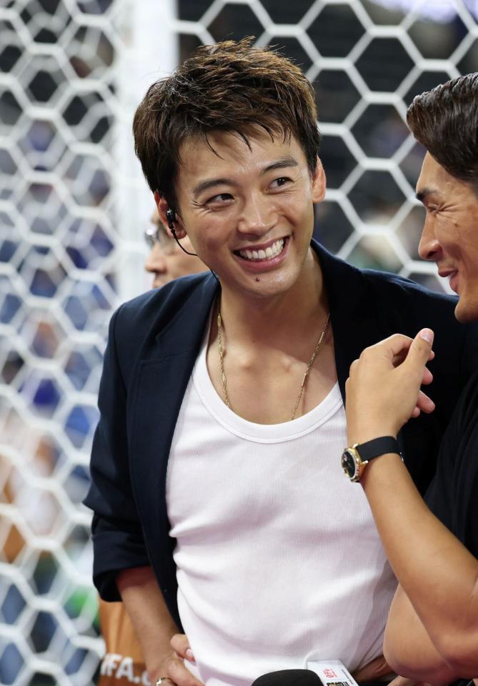 日本代表戦を前にスタジアムで笑顔を見せる竹内涼真＝２０日、モンテレイ