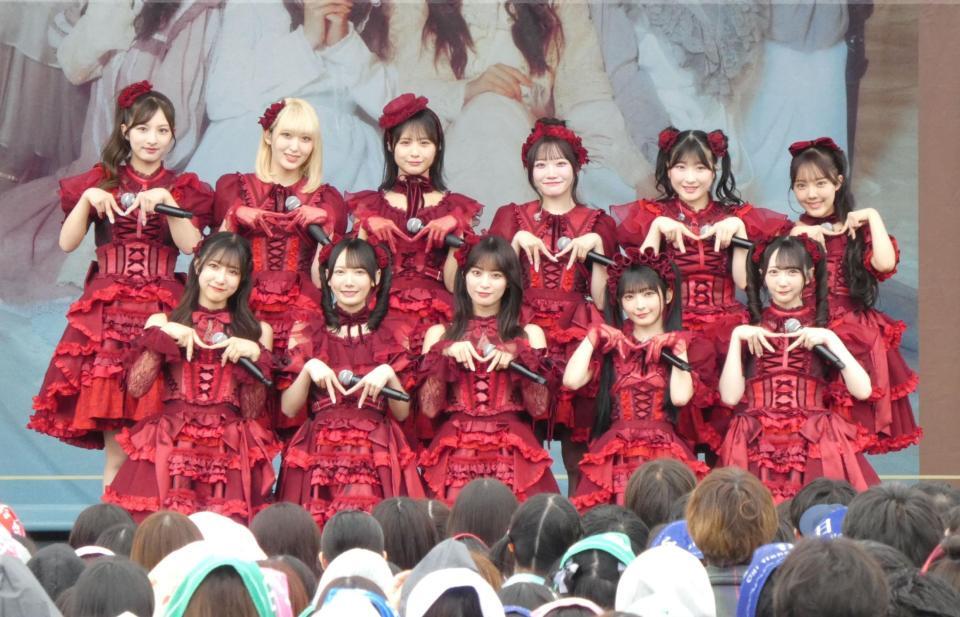 イベントを行った≠ＭＥの（前列左から）蟹沢萌子、鈴木瞳美、冨田菜々風、永田詩央里、谷崎早耶、（後列同）河口夏音、川中子奈月心、尾木波菜、本田珠由記、櫻井もも、落合希来里