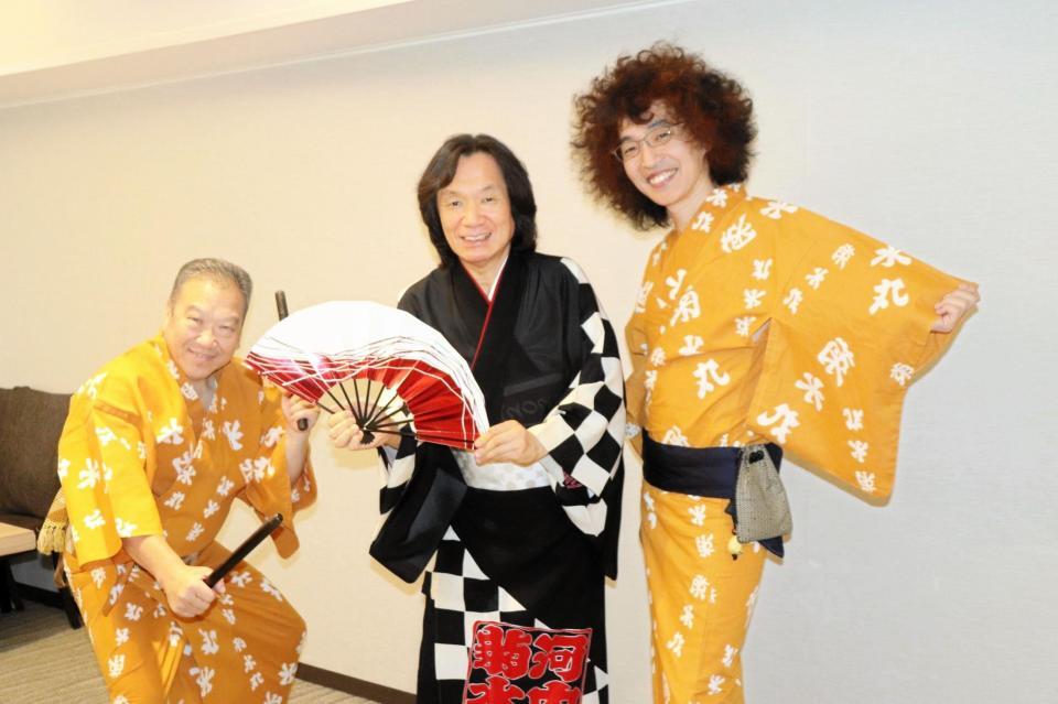 「河内音頭スーパー盆踊りツアー２０２６」の出陣式を行った河内家菊水丸（中央）