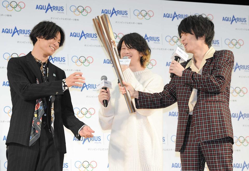 トーチを手に笑顔の（左から）[Ａｌｅｘａｎｄｒｏｓ]の川上洋平、磯部寛之、白井眞輝＝２０１９年１２月