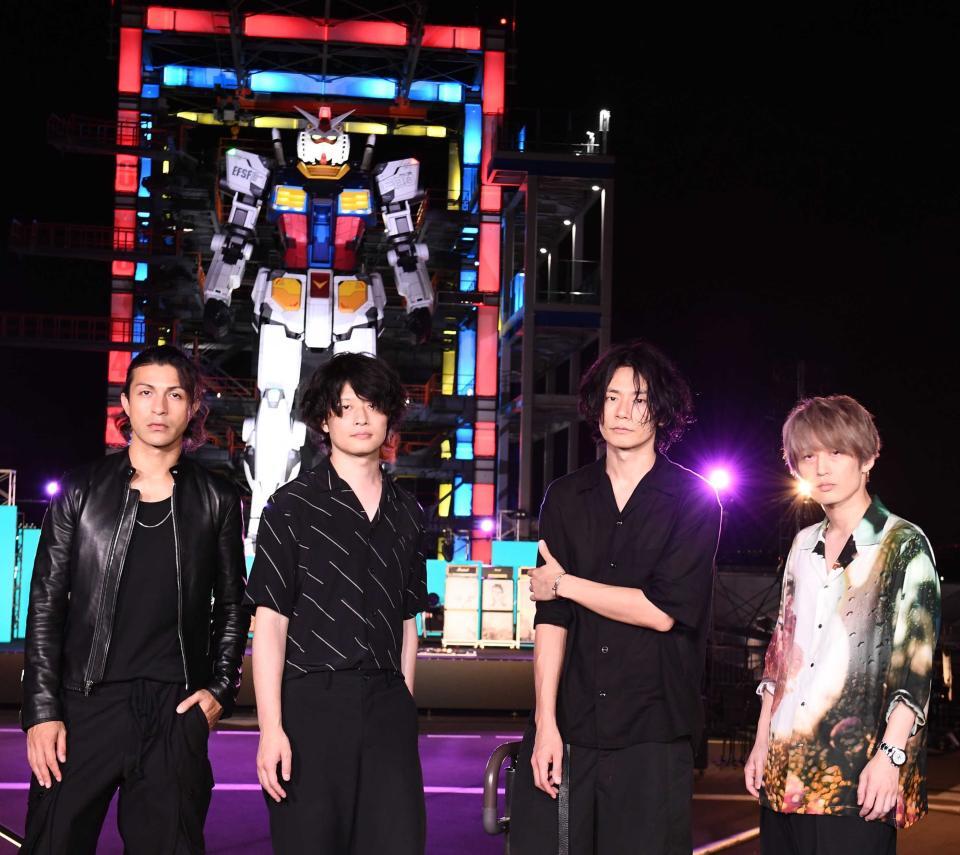 ガンダムの前でポーズを決める［Ａｌｅｘａｎｄｒｏｓ］の（左から）リアド偉武、磯部寛之、川上洋平、白井眞輝＝２０２１年１０月