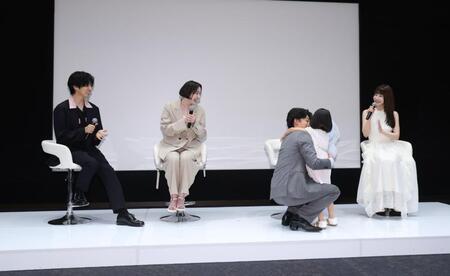 サプライズで登場した久場音葉ちゃんを抱きしめる伊藤健太郎（中央）＝撮影・佐々木彰尚