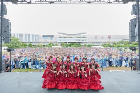 イベントを行った≠ＭＥの（前列左から）蟹沢萌子、鈴木瞳美、冨田菜々風、永田詩央里、谷崎早耶、（後列同）河口夏音、川中子奈月心、尾木波菜、本田珠由記、櫻井もも、落合希来里©ＹＯＡＮＩ／ＫＩＮＧ　ＲＥＣＯＲＤＳ