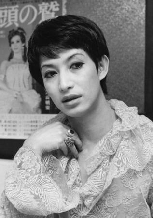 インタビューに答える美輪さん＝１９６８年