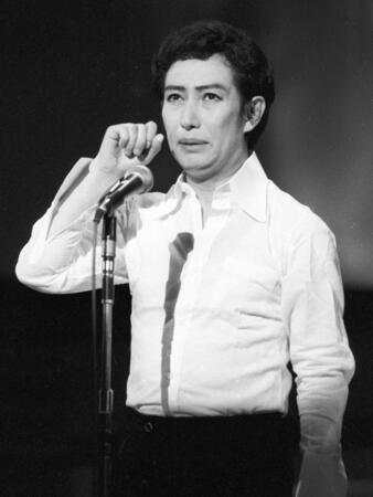 「ヨイトマケの唄」を歌う美輪さん＝１９８５年
