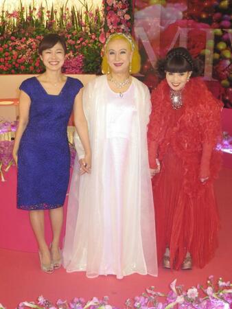 特番で黒柳徹子（右）、有働由美子アナ（左）と収録に臨む美輪さん＝１３年