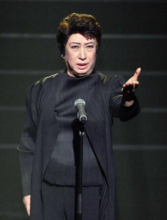 紅白初出場で「ヨイトマケの唄」を歌う美輪さん＝１２年