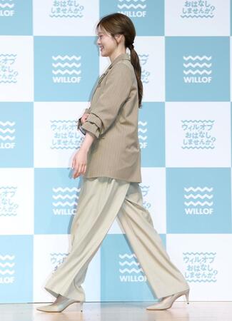 「ウィルオブ新ＣＭ発表会」に登場した白石麻衣（撮影・伊藤笙子）