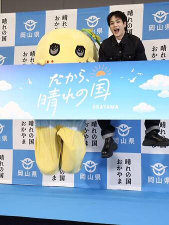 「晴れの国ＯＫＡＹＡＭＡ魅力発見プロジェクト」キックオフ！記者発表会で豪快にジャンプする（左から）ふなっしー、ＪＯ１・豆原一成