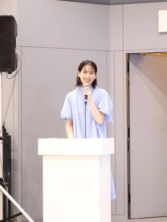「晴れの国ＯＫＡＹＡＭＡ魅力発見プロジェクト」キックオフ！記者発表会で司会進行を務めた青木裕子