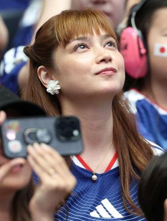 日本ースウェーデン戦を観戦する平愛梨＝ダラススタジアム（２５日）
