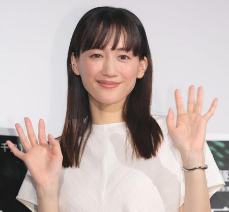 手を振る綾瀬はるか（撮影・吉澤敬太）
