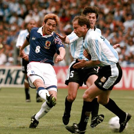 １９９８年フランスＷ杯　対アルゼンチン戦でプレーする中田英寿