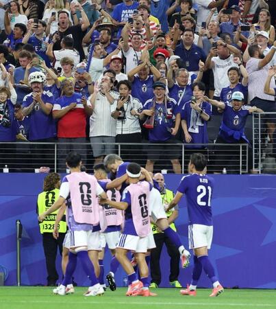 日本ースウェーデン戦で前田の先制ゴールに盛り上がるサポーター＝ダラススタジアム（２５日）