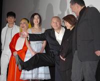 「ＴＡＫＥＳＨＩＳ’」の舞台あいさつを行う（左から）木村彰吾、美輪さん、京野ことみ、北野武、岸本加世子、渡辺哲＝０５年