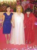 特番で黒柳徹子（右）、有働由美子アナ（左）と収録に臨む美輪さん＝１３年
