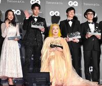 ＧＱ　ＭＥＮ　ＯＦ　ＴＨＥ　ＹＥＡＲで表彰された（左から）浅田真央さん、竹内涼真、美輪さん＝１８年