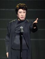 紅白初出場で「ヨイトマケの唄」を歌う美輪さん＝１２年